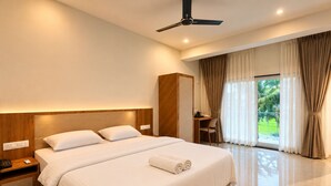 Quarto casal premium | Escrivaninha, espaço de trabalho para notebook