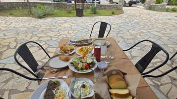 Casa, 2 dormitoris, terrassa, vistes al jardí | Servei de restauració a l'aire lliure