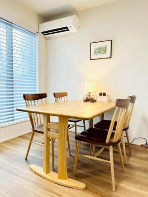 Casa Comfort, balcó, vistes a la ciutat | Servei de restauració