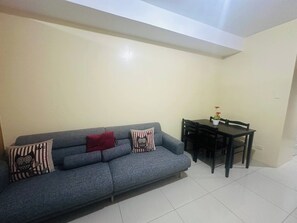 Living area - Timeless 1Br Condo Front of Mall Of Asia (Pasay)