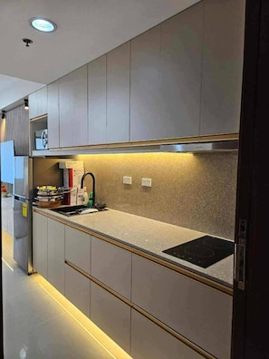Private kitchen - Cozy Scandi-Inspired Condo with Balcony Facing Mall of Asia and Ikea (Pasay City)