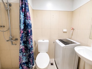 A bathroom with a toilet, a washing machine, and a shower. - Urban Bliss 1BR Stay front of MOA at Shell Residence Tower C (Pasay City)