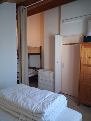 A bedroom with a bunk bed, a dresser, and a wardrobe. - A 5-minute walk from the beach and the village of Les Boucholeurs. Perfect for families! (Châtelaillon-Plage)