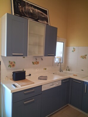 A kitchen with grey cabinets, a white countertop, a toaster, and a window with a view. - A 5-minute walk from the beach and the village of Les Boucholeurs. Perfect for families! (Châtelaillon-Plage)
