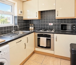 A kitchen with a dishwasher, stove, oven, and microwave. - Beautiful 3 bed, 2 bath apartment with free on-road parking, WiFi & bills inc. (Parade)