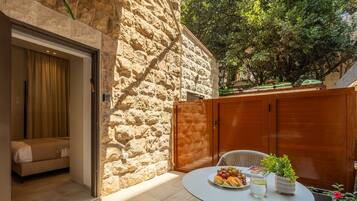 Apartment | Outdoor dining