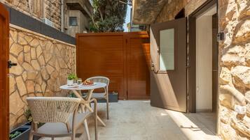 Apartment | Outdoor dining