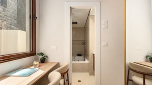 Un baño moderno con bañera, ducha e inodoro.