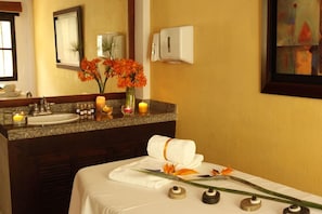 A bathroom with a granite countertop sink, a mirror, a towel, and a vase with flowers. - Hospederia y Centro de Convenciones Duruelo (Villa de Leyva)