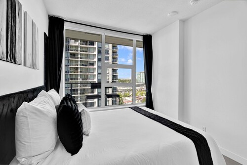 Cloud 9 -Luxury High-Rise With Resort Style Amenities  -Pool, Sauna & Steam Room