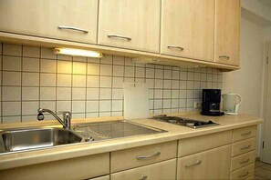 A kitchen with a sink, stove, and cabinets. - Holiday apartment with 1 bedroom (Wieck am Darß)