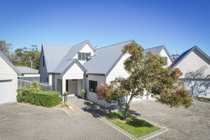 A residential area with multiple houses, paved walkways, and a small tree. - `Dunsborough`s Doorstep` Townhouse Great Location (Dunsborough)