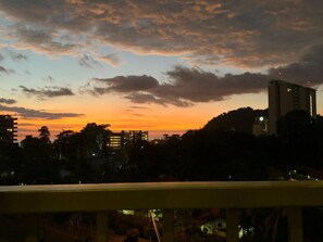 A sunset view with buildings and trees. - Modern 3BR Condo in JacoBay - Walk to the beach 2blocks (Jaco)