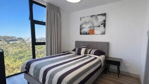 Room - Modern Sabana Retreat - Fast WiFi, Pool, Gym (San José)