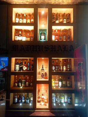 Una licorería con varias estanterías llenas de botellas.