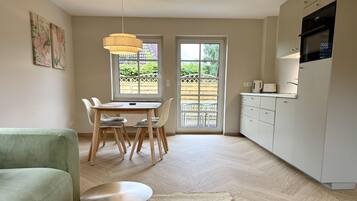 Una cocina moderna con comedor, un sofá y una mesa de centro.