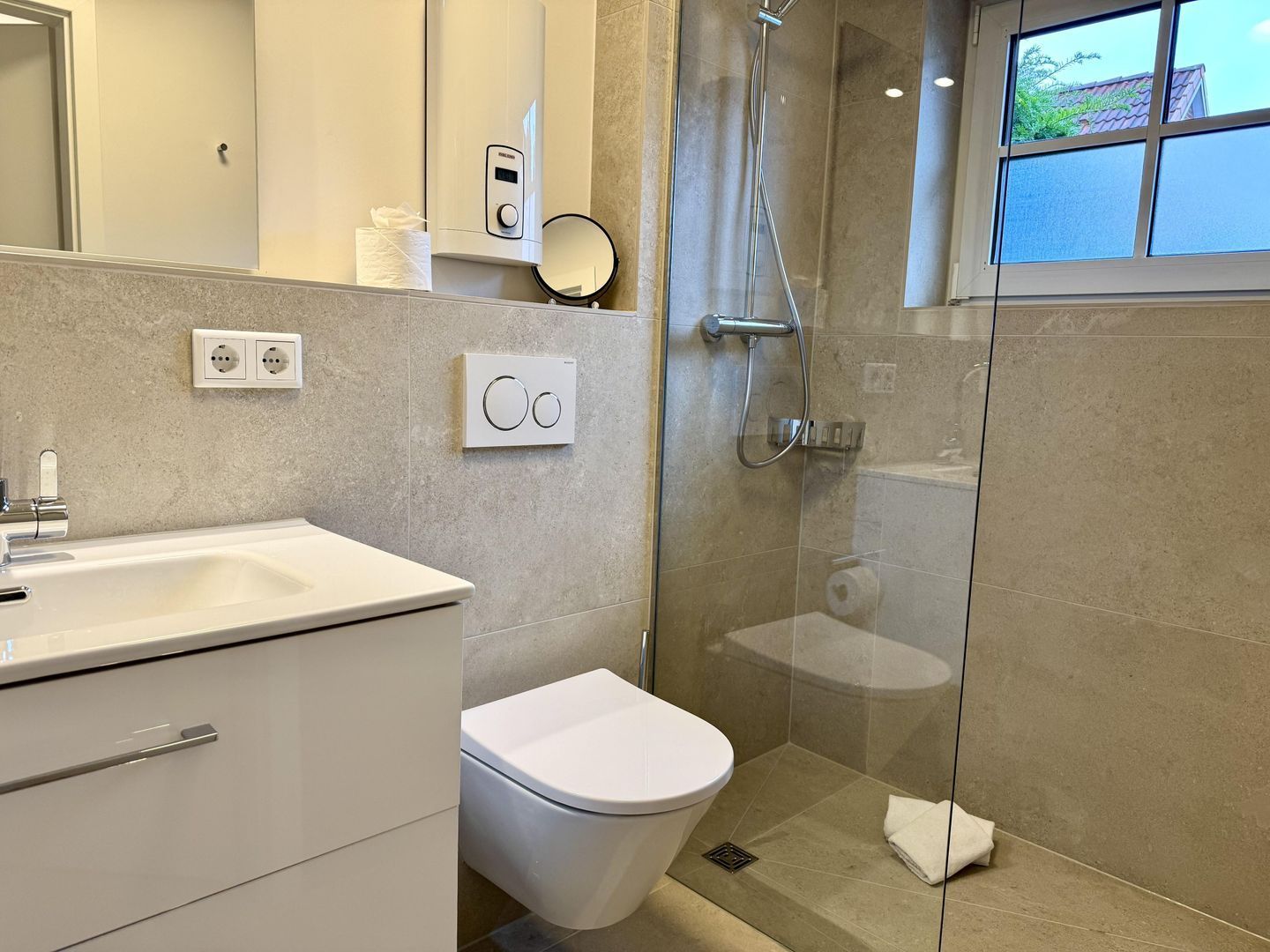 Ein modernes Badezimmer mit Dusche, Toilette und Waschbecken.
