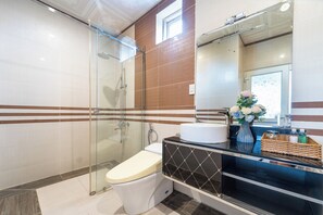 Deluxe-Zimmer, Gartenblick | Badezimmer | Kostenlose Toilettenartikel, Haartrockner, Hausschuhe, Handtücher