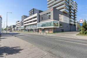 Un edificio moderno con varios pisos, ventanas grandes y un letrero que indica un Spa Tailandés Bali.
