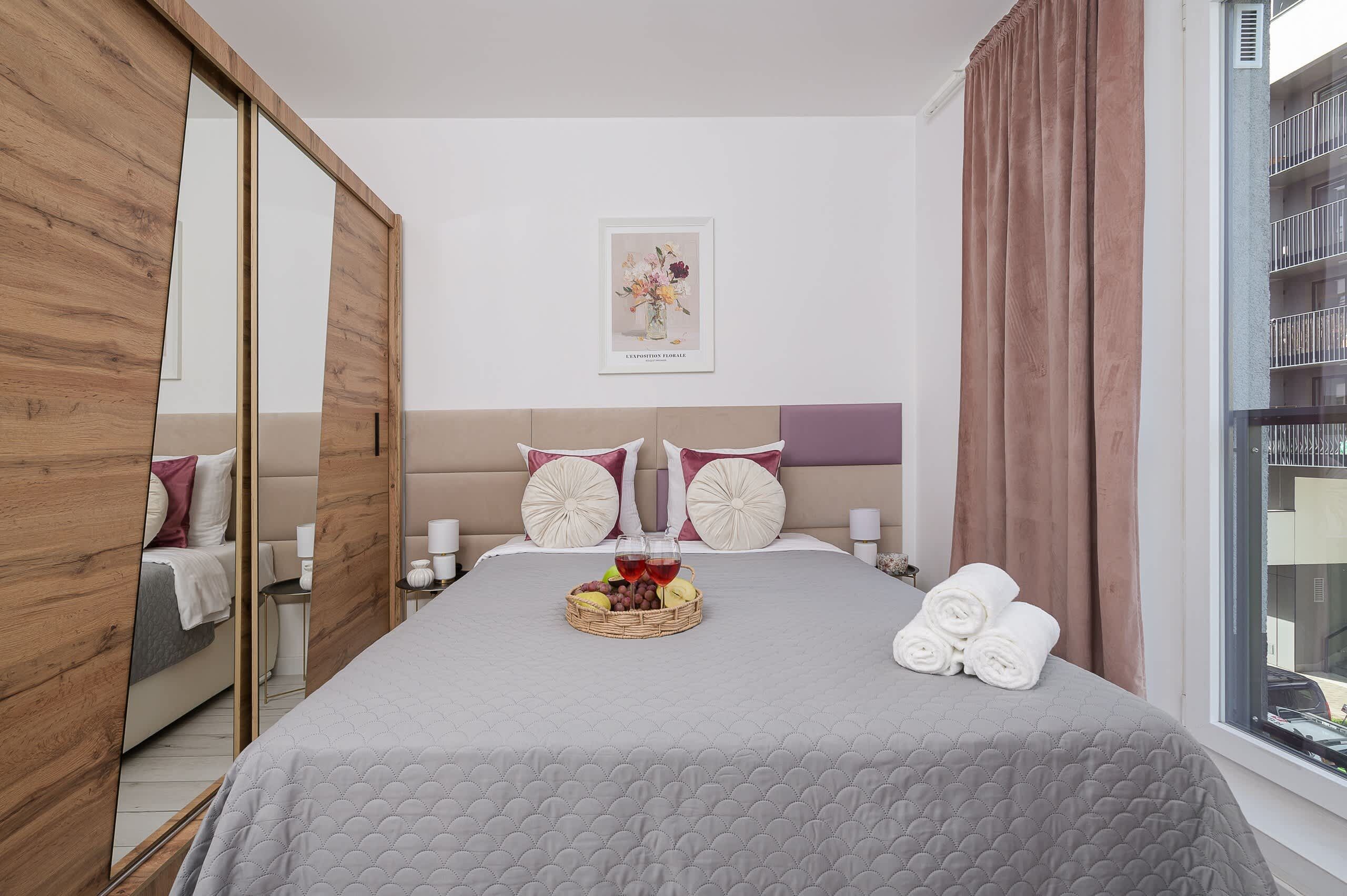 Desk, iron/ironing board, WiFi, bed sheets