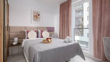 Desk, iron/ironing board, WiFi, bed sheets