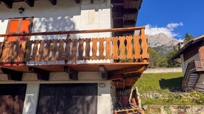 Ein Holzbalkon mit Blick auf die Berge.