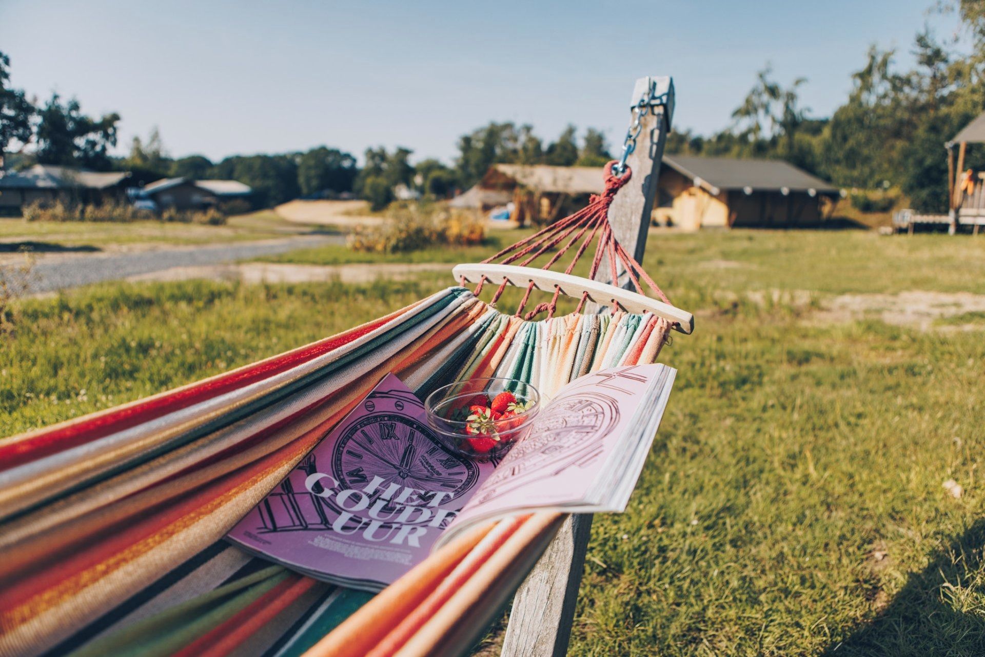 Un hamac, un magazine et un verre de fraises.
