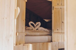 Room - Camping, with the luxury of home? Stay in a Glamfield Lodge Premium with hot tub for 4 people at Wilsumer Berge (Wilsum)