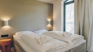 Room - Treat yourself to views of the lake and greenery while you relax in your private hot tub! (Wilsum)