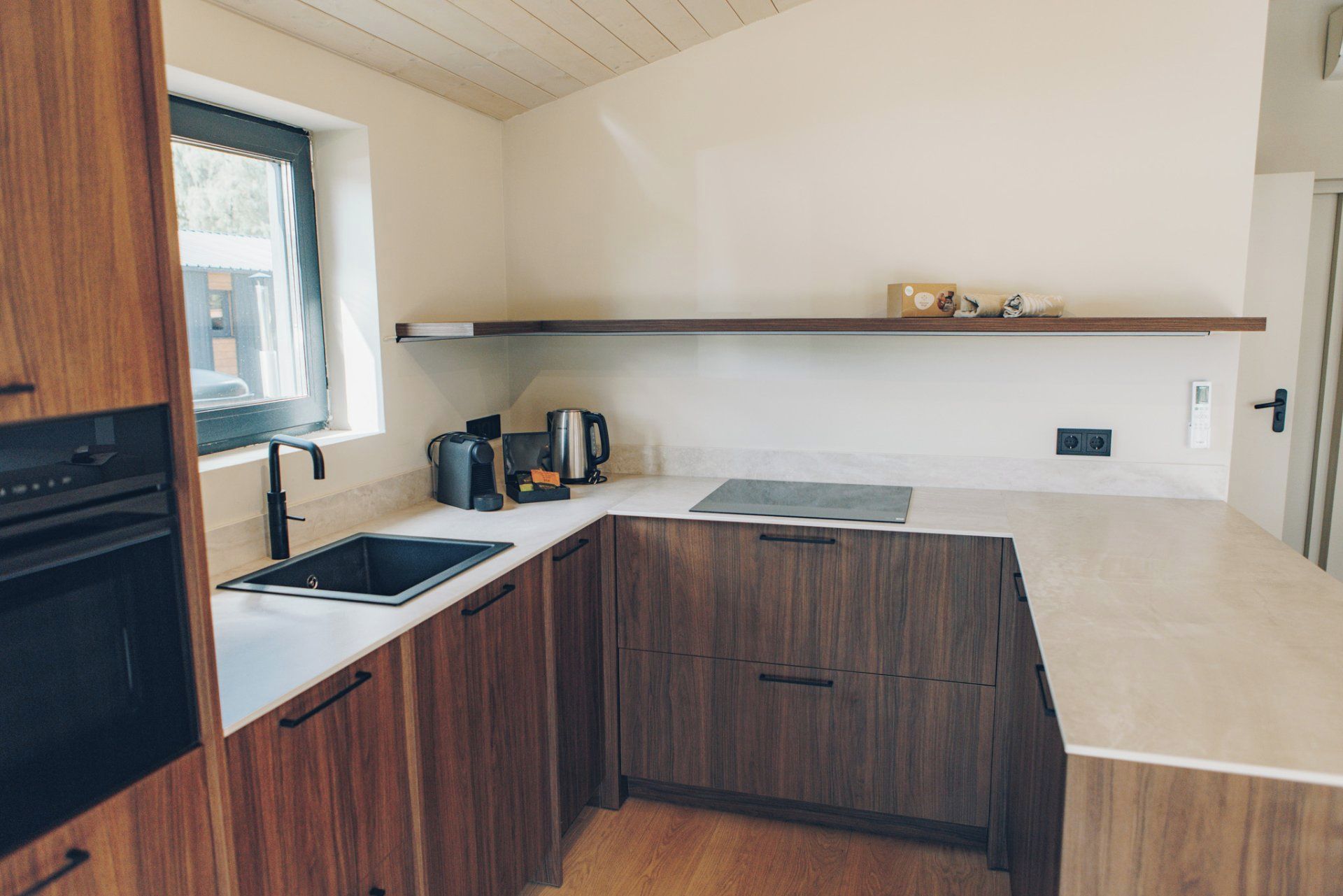 Eine moderne Küche mit Einbauofen, Spüle und Arbeitsplatte.