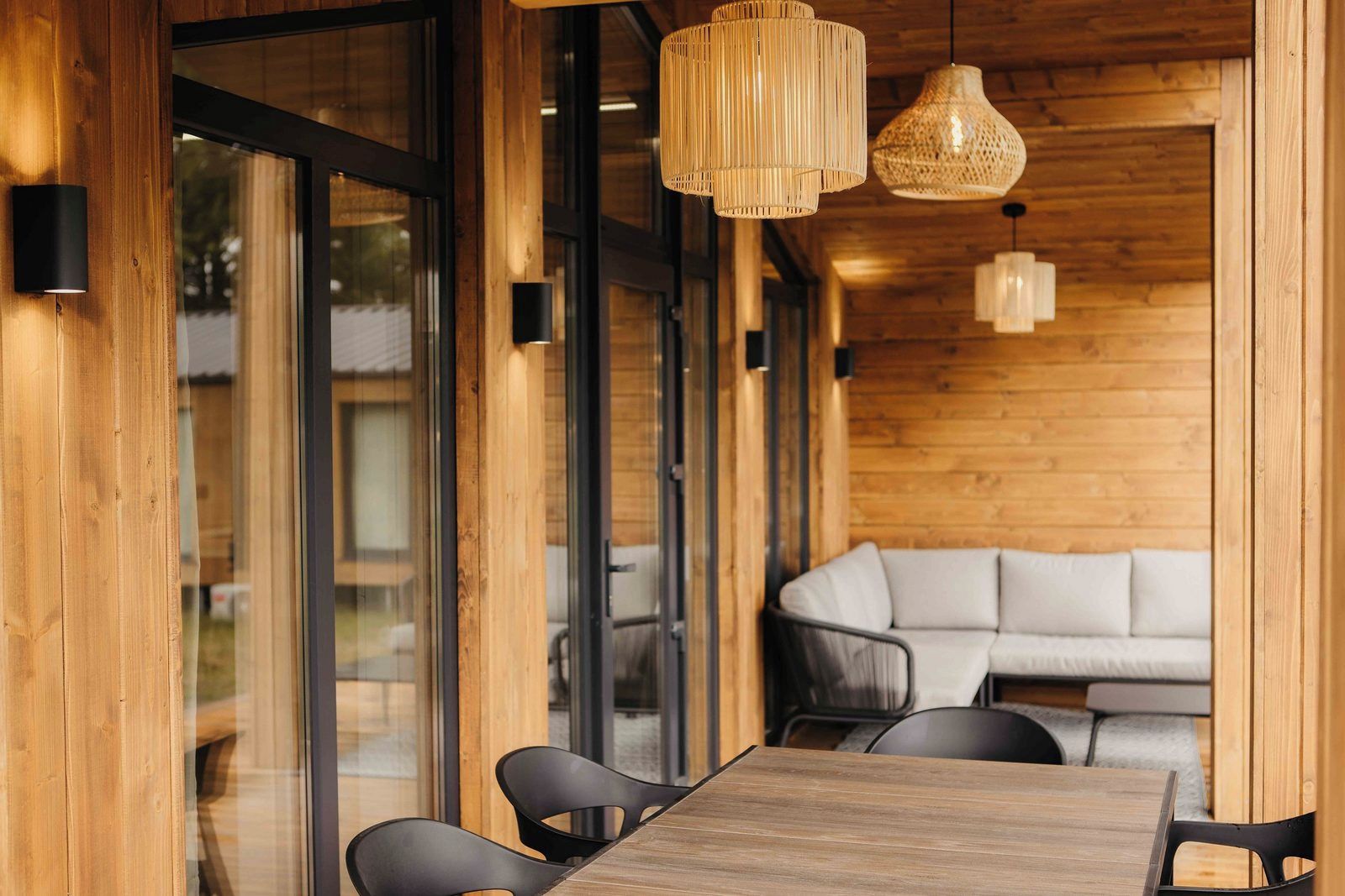 Un intérieur en bois comprenant une table à manger, des chaises et un canapé.