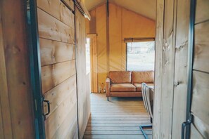 Un interior de madera con un sofá y una ventana.