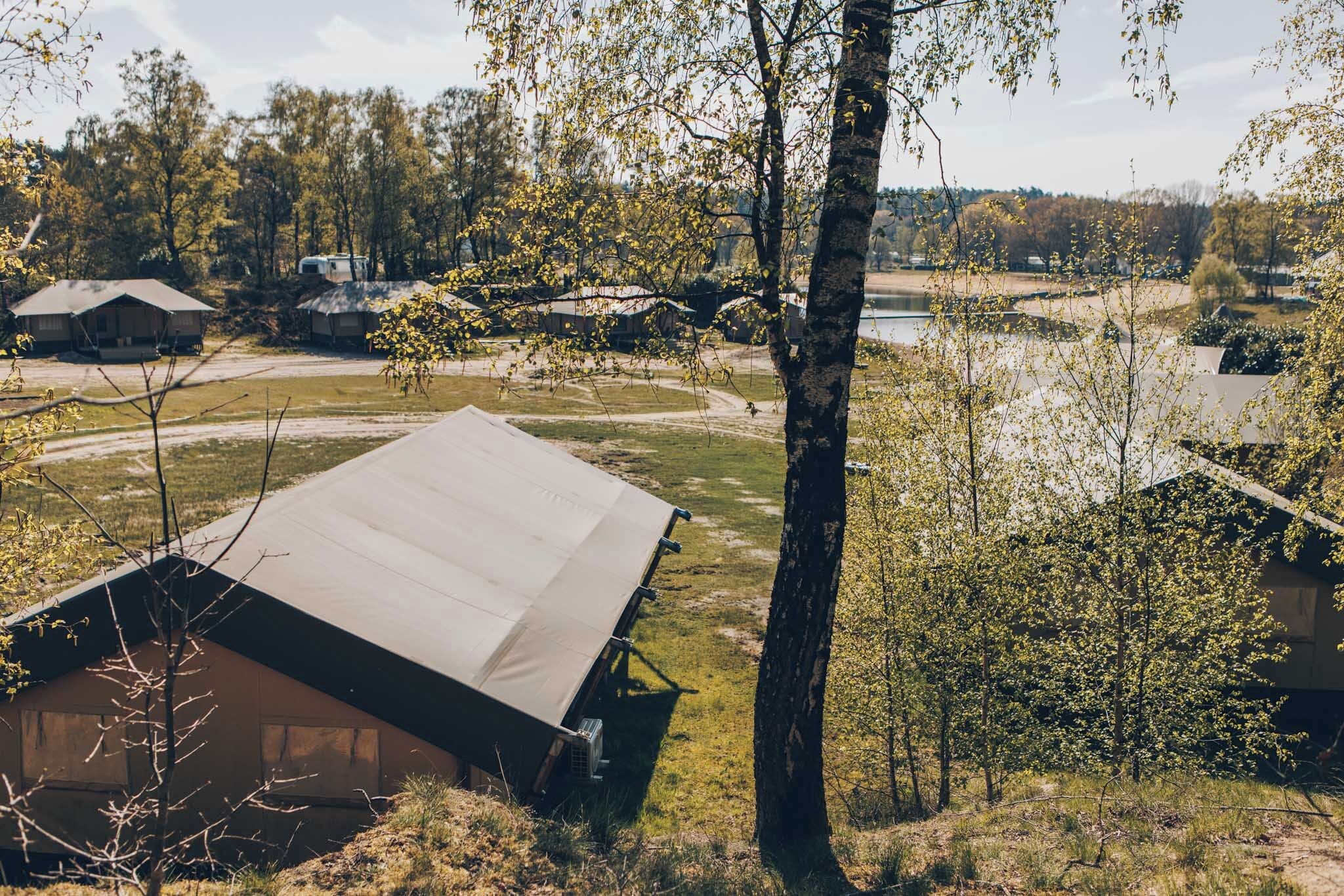 Ett bostadsområde med ett hus som har ett stort, platt tak.