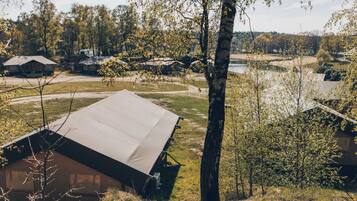 Ett bostadsområde med ett hus som har ett stort, platt tak.
