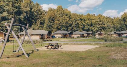 Getting away together? Stay in the Glamfield Lodge for 2 people with a private bathroom and large veranda, located on a charming glamping field.