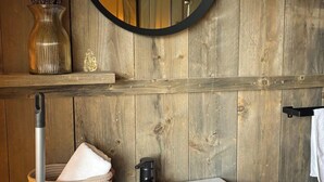 Bathroom - Getting away together? Stay in the Glamfield Lodge for 2 people with a private bathroom and large veranda, located on a charming glamping field. (Wilsum)