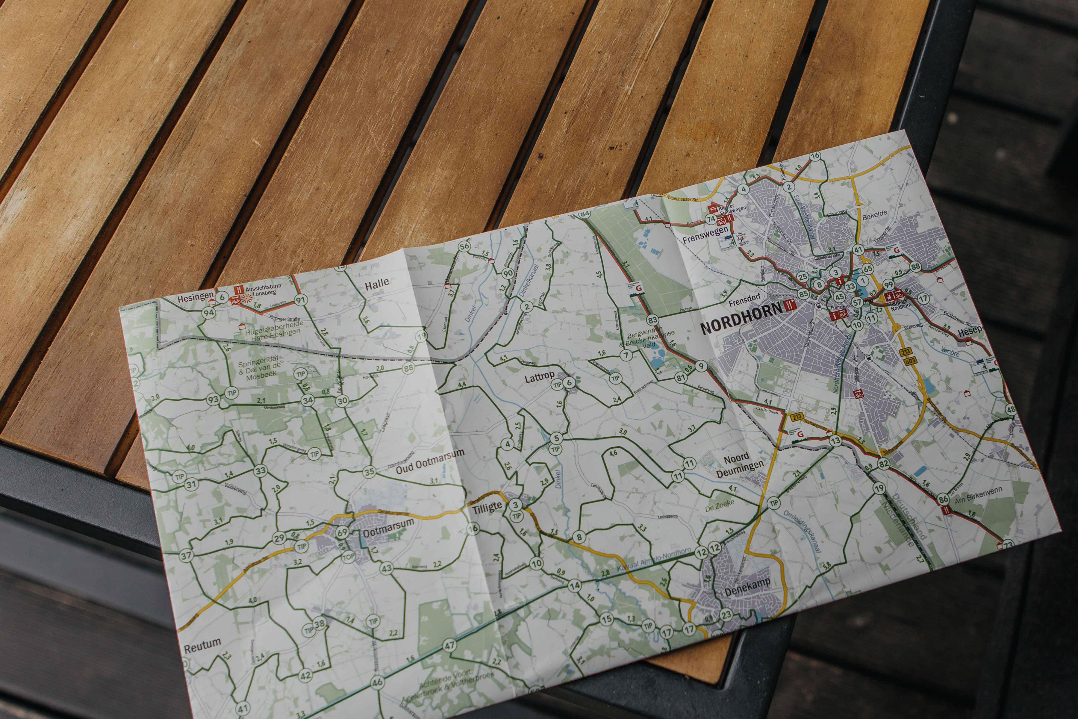 Eine Karte mit markierten Orten und Straßen.