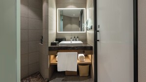 Chambre Double Standard, vue ville | Salle de bain | Sèche-cheveux, serviettes fournies, shampoing, papier toilette