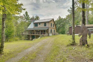 A rustic cabin with a metal roof, surrounded by a forest. - Vermont Cabin Escape | Okemo, Hiking & Fireplace (Cavendish)