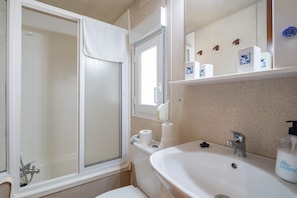 Bathroom - Bungalow 'I' with Shared Pool, Private Terrace and Wi-Fi (O Grove)