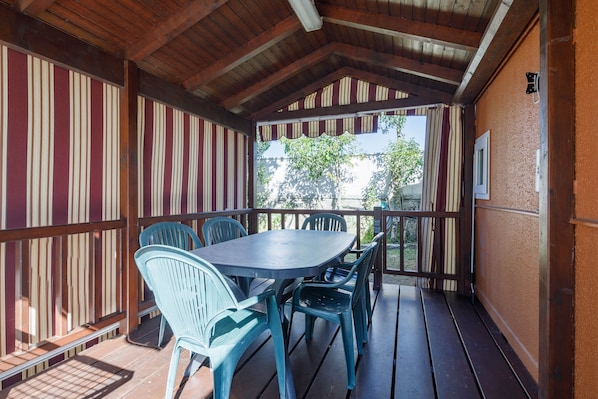 Outdoor dining - Bungalow 'I' with Shared Pool, Private Terrace and Wi-Fi (O Grove)