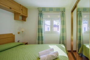 Room - Bungalow 'I' with Shared Pool, Private Terrace and Wi-Fi (O Grove)