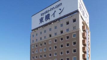 Un edificio de varios pisos con un letrero que indica que es un hotel.