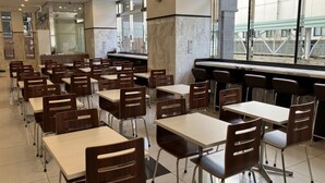 A cafeteria with multiple tables and chairs, a clock on the wall, and large windows. - Toyoko Inn Kitakami Eki Shinkansen Guchi (Kitakami)