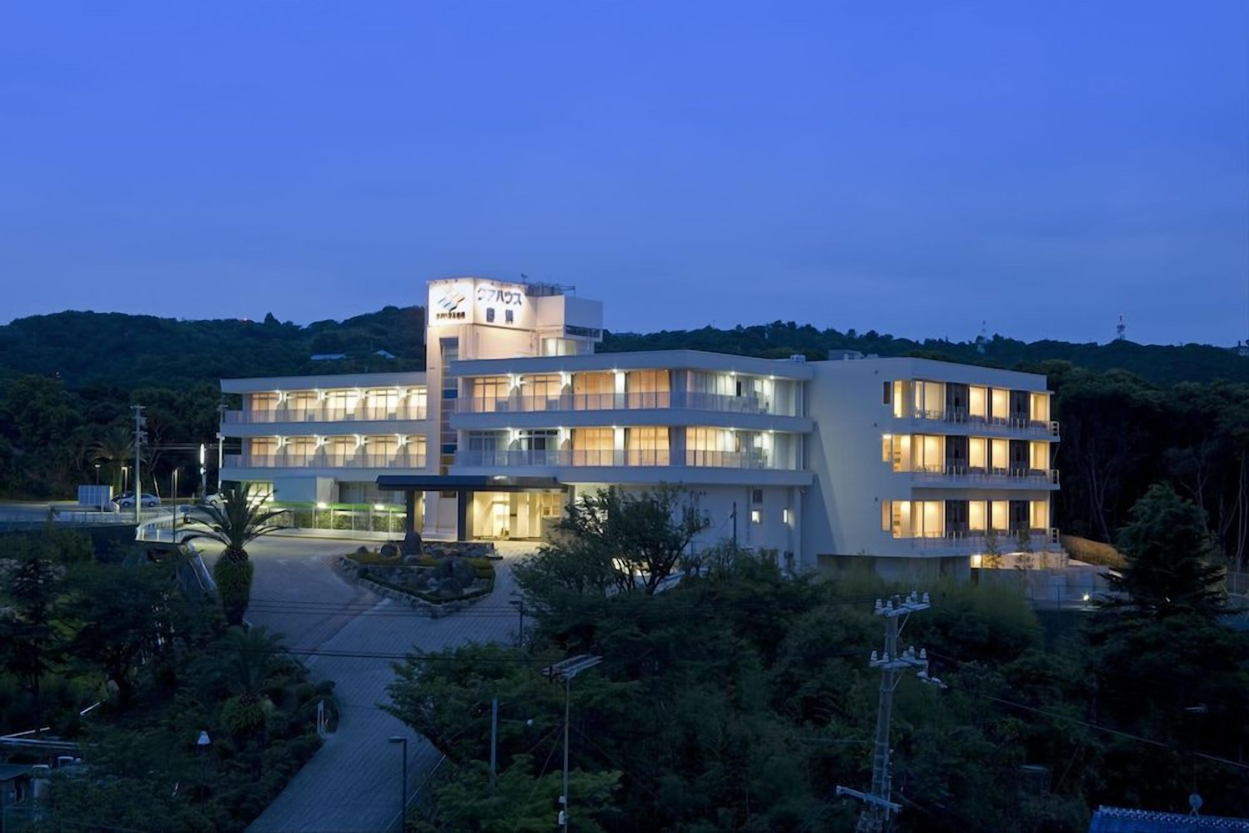 Um hotel com vários andares, teto plano e entrada central.