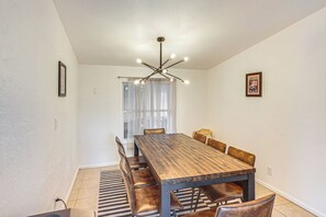 A dining room with a wooden table and leather chairs, a chandelier, and a framed picture on the wall. - Mtn-View Colorado Escape 11 Mi to Ouray (Ridgway)