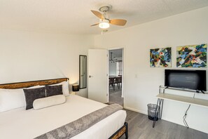 A hotel room with a bed, a television, artwork on the wall, and a ceiling fan. - Mtn-View Colorado Escape 11 Mi to Ouray (Ridgway)