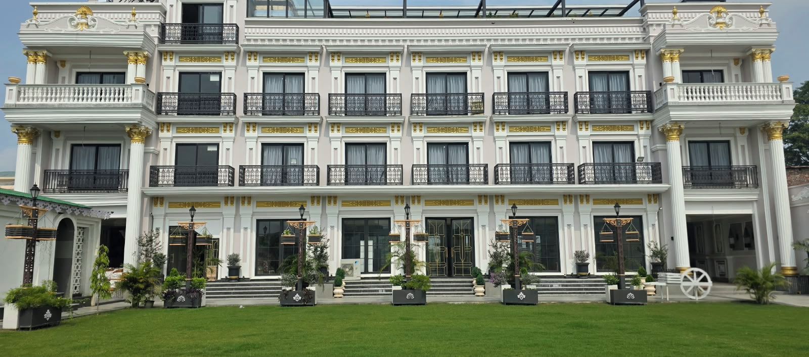 Een hotel met meerdere verdiepingen, een symmetrische gevel, grote ramen en een centrale ingang met trappen.