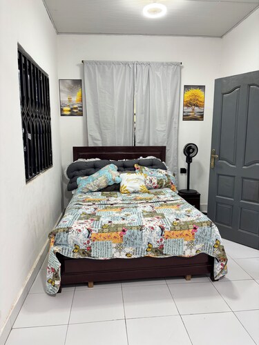 Enjoy this cosy modern studio room with your family, easy access to town.