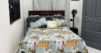 Enjoy this cosy modern studio room with your family, easy access to town.